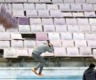 CADEEE! Violențe între ultrași la amicalul Club Africain - PSG 0-3, în Tunisia. Un suporter încearcă să se ferească de bucata uriașă care se prăbușește din înaltul tribunei. foto: reuters