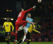 Panti degajează mingea, însă îl și lovește pe Varney // FOTO Reuters