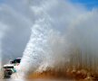 ARTEZIANĂ DE DAKAR. Pilotul bolivian Alberto Rodrigo Gutierrez, de la Toyota, taie prin perdele de apă în a 8-a etapă a Raliului Dakar. foto: reuters