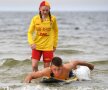 Puștiul australian Alex de Minaur, care a ajuns în turul al doilea la Australian Open, a luat ieri lecții de la salvamarii de pe plajele din Melbourne // FOTO Guliver/GettyImages