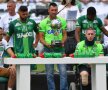 Helio Neto, Jackson Follmann și Alan Ruschel (de la stânga la dreapta, așezați), cei trei jucători ai lui Chapecoense care au supraviețuit după ce avionul echipei lor s-a prăbușit în Columbia, au revenit aseară pe stadion, la meciul caritabil cu Palmeiras. Cei trei au primit Copa Sudamericana în cadrul unei ceremonii emoționante.