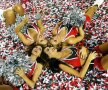 Majoretele de la Atlanta Falcons fac o poză pe un covor de confetti, înainte de victoria echipei lor cu Green Bay, 44-21, foto: reuters