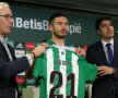 Noul fundaș al lui Betis, alături de președintele Haro și directorul sportiv Torrecilla
