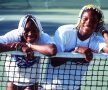 JOI, IANUARIE, 1998. Venus și Serena Williams în Australia, înaintea primului meci direct în circuitul profesionist. După 19 ani, se pregătesc de înfruntarea 28 și a 12-a finală în familie: AO 2017. foto: Guliver/GettyImages