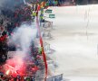 Cele două fețe ale schiului. Atmosferă intensă la Schladming, Austria. Favoritul publicului, Marcel Hirscher, a aprins torțele in tribune, foto: reuters