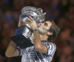 ROGER THAT. Federer, 35 de ani, a încântat din nou într-un meci epic contra lui Rafael Nadal. Elvețianul s-a impus în finala de la Australian Open în 5 seturi, scor 6-4, 3-6, 6-1, 3-6, 6-3, și a ajuns la 18 Grand Slam-uri, un record absolut (foto: Guliver/Getty Images)