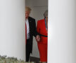 FOTO Lovitură pentru Melanie! Donald Trump, surprins într-o ipostază ciudată: se ținea de mână cu Theresa May