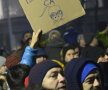 FOTO Stupoare în mijlocul protestului: e incredibil ce scria pe bannerul unui participant