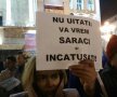 FOTO Stupoare în mijlocul protestului: e incredibil ce scria pe bannerul unui participant