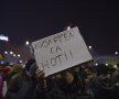 FOTO Stupoare în mijlocul protestului: e incredibil ce scria pe bannerul unui participant