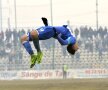 Andrei Ivan s-a bucurat făcând câteva tumbe după golul marcat pentru CS U în minutul 80 contra lui FC Voluntari (5-0 scor final), dar gestul s-ar putea să-l coste destul de scump. Imediat după salt, jucătorul lui CS U a fost înlocuit, acuzând o accidentare (foto: Bogdan Dănescu)