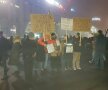 VIDEO + FOTO A șasea zi de proteste! Prezență incredibilă în Piața Victoriei: 300.000 de oameni s-au strâns în fața Guvernului 