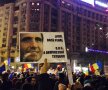 VIDEO + FOTO A șasea zi de proteste! Prezență incredibilă în Piața Victoriei: 300.000 de oameni s-au strâns în fața Guvernului 