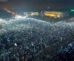 REVOLUȚIA LUMINII. În cea mai amplă manifestație de după 1989, Piața Victoriei a fost aprinsă duminică seară de peste 250.000 de oameni. foto: Dan Mihai Bălănescu