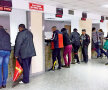 Chiar dacă sediul DRPCIV din Pipera este ticsit din lume, de ghișee se lucrează civilizat datorită unei mai bune organizări // FOTO Valentin Damian
