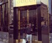 În faţa magazinului
Gucci din
București, după o
rundă de shopping
FOTOGRAFII Facebook