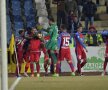 VIDEO+FOTO #steauaesteaua » ”Roş-albaştrii” au învins din nou Craiova, 2-1, după un fotbal solid, ajutată de golurile a doi renegaţi, Pintilii şi Enache
