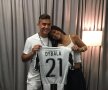 FOTO Are lipici la sportivi! Rihanna, poză romantică alături de un star al lui Juventus