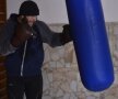 Mihai Nistor se bate cu sacul de box în lipsa unor sparring-parteneri // FOTO Cristi Preda