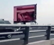 VIDEO Imagini indecente pe un ecran publicitar de pe autostradă