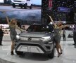 GALERIE FOTO Cine mai e atent la mașini? Fetele de la Salonul Auto de la Geneva i-au înnebunit pe vizitatori