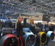GALERIE FOTO Cine mai e atent la mașini? Fetele de la Salonul Auto de la Geneva i-au înnebunit pe vizitatori