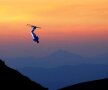Peste orizont. Un participant la Campionatele Mondiale de Freestyle se răsucește pe deasupra crestelor din Sierra Nevada, foto: reuters