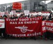 ARSENE OUT. Fanii lui Arsenal nu-l mai vor antrenor pe Arsene Wenger, căruia îi reproșează lipsa de performanță. Aceștia au protestat ieri în fața stadionului și i-au cerut tehnicianului de 67 de ani să demisioneze (foto: Guliver/Getty Images)