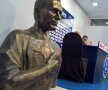 "Merităm statuie". Acum, Gică Hagi are statuie în sala de conferințe a Academiei în fața unui Reghecampf dărâmat (foto: Raed Krishan)