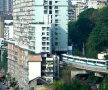 VIDEO&FOTO Fabulos! Metroul care trece printr-un bloc de locuințe