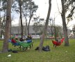 
În apropierea stadionului, niște puști se relaxau în hamacuri // FOTO Raed Krishan (Cluj)