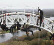 FOTO & VIDEO » Imagini uluitoare dintr-o zi de muncă a unor alpinişti utilitari