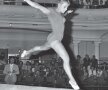 Sonia Iovan în 1964 pe bârnă, unul dintre aparatele care i-au adus două medalii europene de argint // FOTO anp-archief.nl