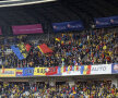 Un steag tricolor, cu chipul lui Mihai Viteazul, a fost fluturat de fanii mai naționaliști