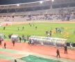 VIDEO + FOTO Teren invadat de fani, jucător placat ca la rugby! » Scene incredibile la Paris