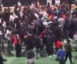 VIDEO + FOTO Teren invadat de fani, jucător placat ca la rugby! » Scene incredibile la Paris