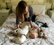 GALERIE FOTO » Un câine traumatizat este îngrozit de oameni, cu excepţia acestui copil
