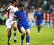 În august 2003 s-a jucat primul derby în campionat, cu FCSB gazdă, de la preluarea echipei de către Becali. A fost 1-0, gol decisiv al lui Claudiu Răducanu, aici alături de Ovidiu Burcă Foto: Cristi Preda
