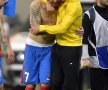 Denis Alibec sărbătorește alături de directorul sportiv al FCSB, după ce a ieșit de pe teren. Foto: Alex Nicodim/Gazeta Sporturilor