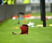 Imagine cu un scaun aruncat din tribune. Foto: Alex Nicodim/Gazeta Sporturilor