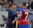 Laurențiu Reghecampf îl felicită pe căpitanul FCSB. Foto: Raed Krishan/Gazeta Sporturilor