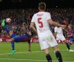 SUPEREXECUȚIE! Luis Suarez a marcat un gol de senzație, din foarfecă, împotriva Sevillei (foto: reuters)