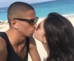 Cei doi îndrăgostiți savurând momentul în Nassau, Bahamas