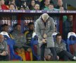 EPIC FAIL. Arsene Wenger a devenit persona non grata pentru fanii lui Arsenal. Tehnicianul de 67 de ani nu mai reușește să le reintre în grații, echipa e pe locul 6 în Premier League, iar Arsene tot n-a învățat să-și încheie fermoarul la geacă (foto: Reuters)