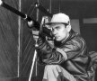 Una dintre puținele imagini
care s-au păstrat cu Iosif
Sîrbu: cu arma la ochi, fixat
pe țintă, căutând tragerea
perfectă FOTO Gazeta Sporturilor