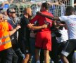 UPDATE // VIDEO Jucătorii lui Lyon au fost luați la bătaie! Meciul nu s-a mai jucat în repriza a doua