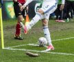 BOMBARDAȚI CU ȘOBOLANI. Înainte să lovească mingea de la corner, Augustinsson de la FC Copenhaga șutează în arsenalul murdar al fanilor lui Brondby, un șobolan mort! 