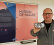 Dr. Samuel West și un telefon Nokia N-Gage