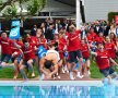 Apoi, a sărbătorit sărind în piscină cu copiii de mingi // FOTO Barcelona Open Banc Sabadell