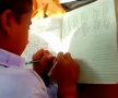 VIDEO Incredibil! Școala unde se scrie cu două mâini în același timp